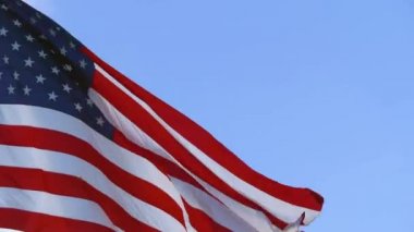 Amerikan bayrağı rüzgarda dalgalanıyor. Kopyalama Aralığı.
