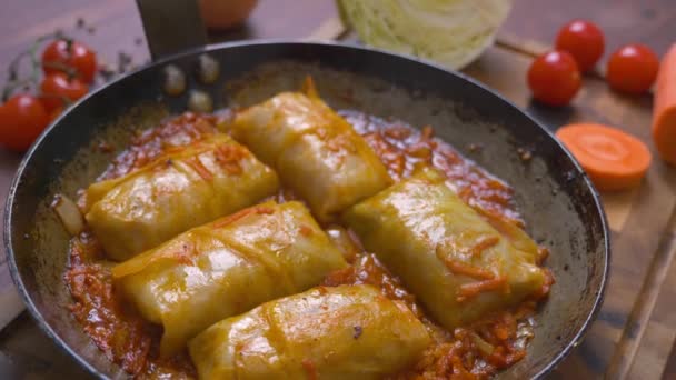 Ingredientes para fazer rolos de repolho, cozinheiro de repolho — Vídeo de Stock