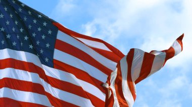 Amerikan bayrağı dalgalanıyor