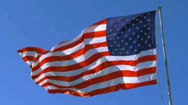 Bayrak direğinde ABD bayrağı. Amerikan rüyası