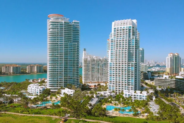 Primera línea de hoteles cerca del agua de Miami Beach — Foto de Stock