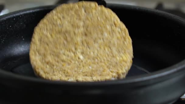 Gros plan de escalope de bœuf, pour hamburger, frit dans un pa — Video