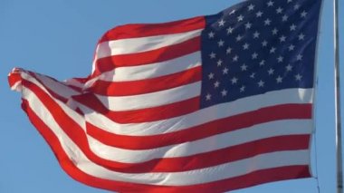 Rüzgarda dalgalanan bir Amerikan bayrağının yakın çekimi