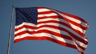 Güneşli bir günde rüzgarda dalgalanan Amerikan bayrağı, 4K