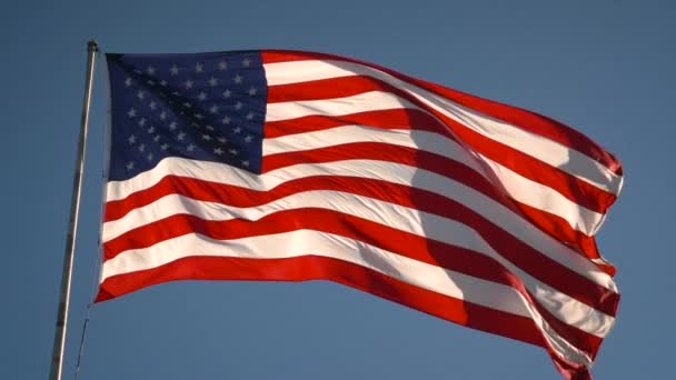 Amerikaanse vlag wapperend in de wind op zonnige dag, 4k — Stockvideo