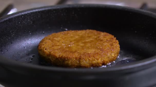 Una hamburguesa grande frita en una sartén de acero — Vídeos de Stock