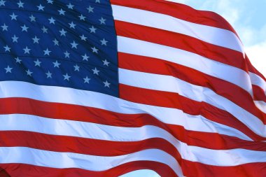 Rüzgarda gururla dalgalanan Amerikan bayrağı, yaklaş