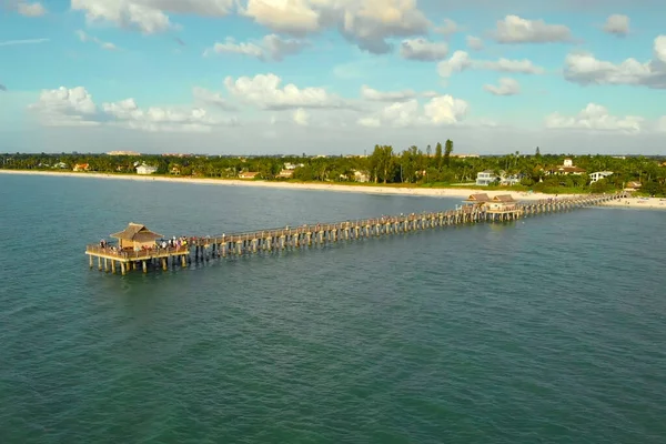 Playa de Nápoles y muelle de pesca al atardecer, Florida . — Foto de Stock