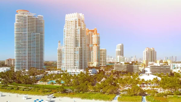 Drone volando hacia adelante cerca de Miami Beach, South Beach — Foto de Stock