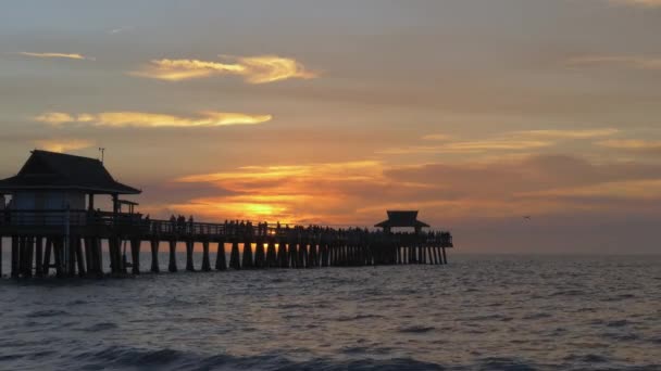 Los turistas observan el atardecer del mar. Colorido atardecer . — Vídeo de stock