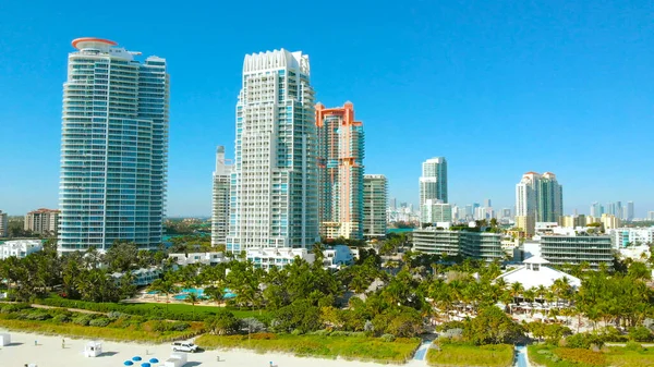 Drone volando hacia adelante cerca de Miami Beach, South Beach — Foto de Stock