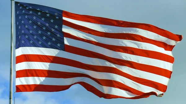 Amerikaanse vlag en lucht met bewolkte lucht, — Stockfoto