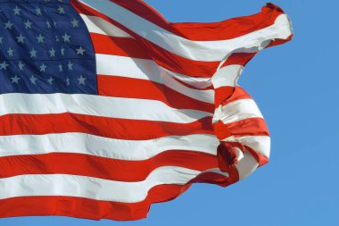 Rüzgarda gururla dalgalanan Amerikan bayrağı, yaklaş
