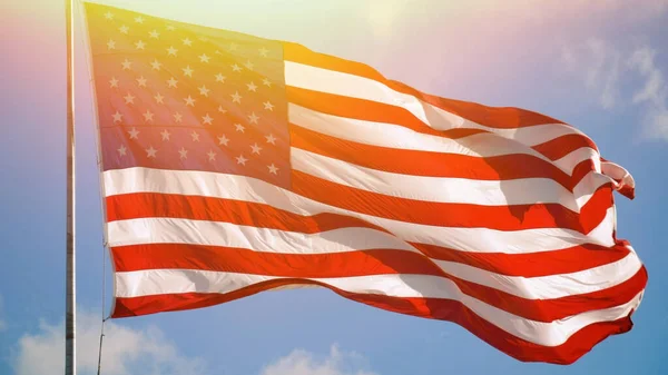 ธงอเมริกัน สหรัฐอเมริกาโบกมือในลม . — ภาพถ่ายสต็อก