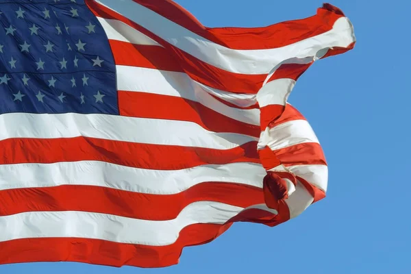 Amerikaanse vlag zwaaiend trots in de wind, close up — Stockfoto