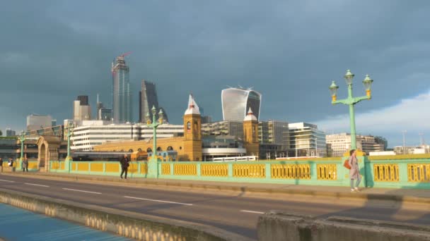 Southwark Bridge über die Themse in London — Stockvideo