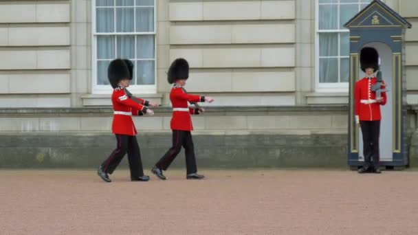 Wisseling van bewakers in Buckingham Palace, Londen City — Stockvideo