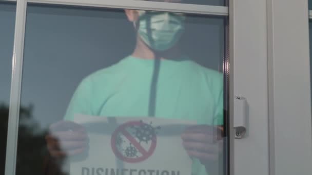 Дезінфекція коронавірусу проводиться в приміщенні . — стокове відео