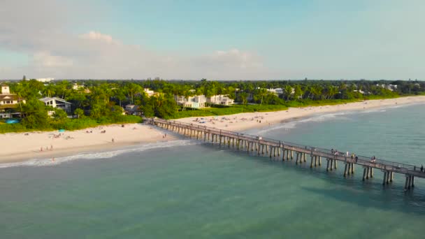 Wybrzeże i plaża w pobliżu molo pozostawiając do oceanu — Wideo stockowe