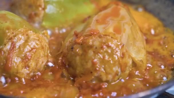 Stuffed bell peppers cooked in a pan, close-up. — Stock Video