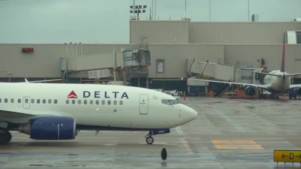 アメリカの航空会社の飛行機は空港を旅する — ストック動画