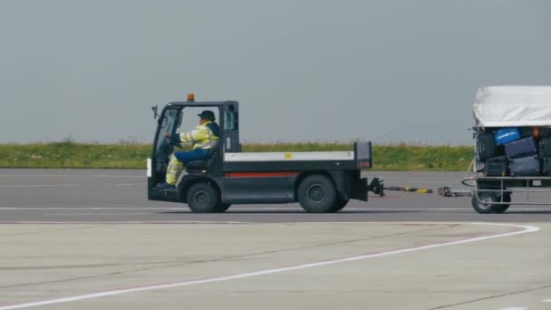 Carts met bagage op de luchthaven — Stockvideo