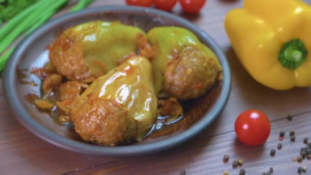 Freshly prepared stuffed bell peppers in a plate — Stock Video
