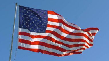 Bayrak direğinde ABD bayrağı. Amerikan Bayrak Dalgası. Amerikan bayrağını dalgalandırın. ABD bayrağı rüzgarda savruluyor. Amerikan bayrağı, rüzgarda dalgalanan Amerikan bayrağı. Amerikan seçim konsepti