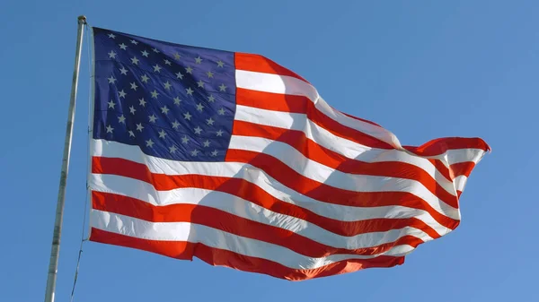 Amerikaanse Vlag Vlaggenmast Amerikaanse Vlag Zwaaien Sluiten Van Amerikaanse Vlag — Stockfoto