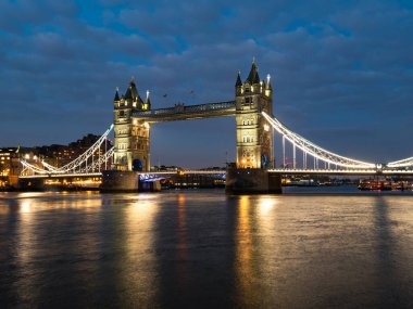 Gece vakti Londra, İngiltere 'deki Tower Bridge projektörleri aydınlatıyor..