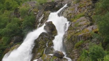 Kleivafossen şelalesinin panoramik görüntüsü