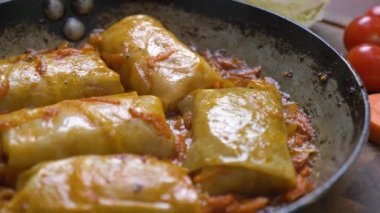 Domates soslu lahana dolması, yakın plan.