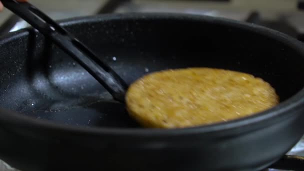 Primo piano di cotoletta di manzo fritta in una pentola calda. — Video Stock