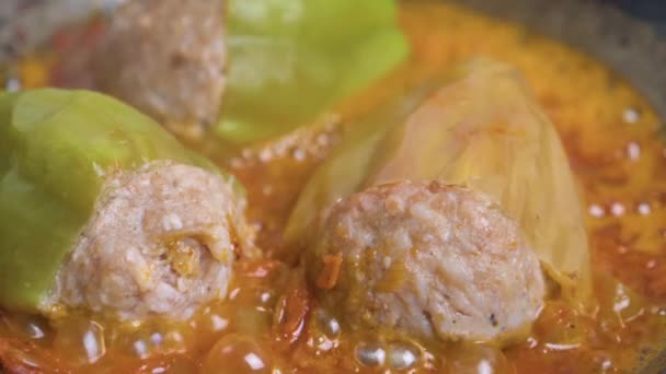 Stuffed bell peppers cooked in a pan, close-up. — Stock Video