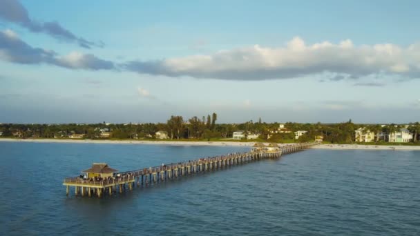 Napels Beach en Fishing Pier bij zonsondergang, Florida. — Stockvideo