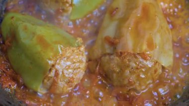Domates soslu taze kızarmış dolma biber..