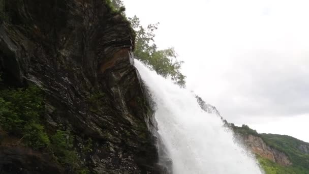 Caídas en las montañas de Noruega en tiempo lluvioso — Vídeos de Stock