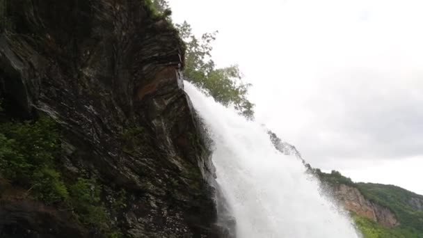 Faller i fjäll i Norge i regnigt väder — Stockvideo