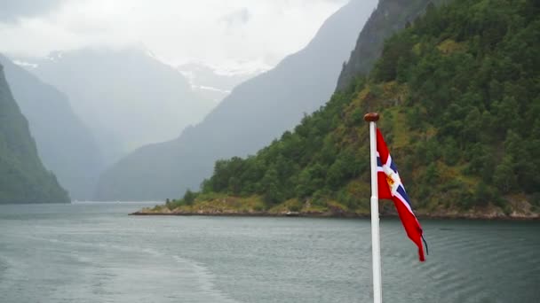 Norsk flagga viftar på en båts bajs. — Stockvideo