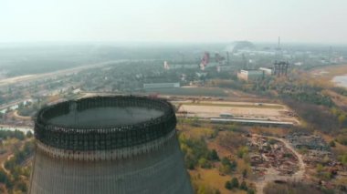 İnsansız hava aracı soğutma kulesinin üzerinden uçuyor, Çernobil NPP