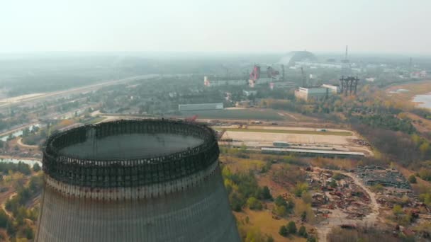 İnsansız hava aracı soğutma kulesinin üzerinden uçuyor, Çernobil NPP — Stok video