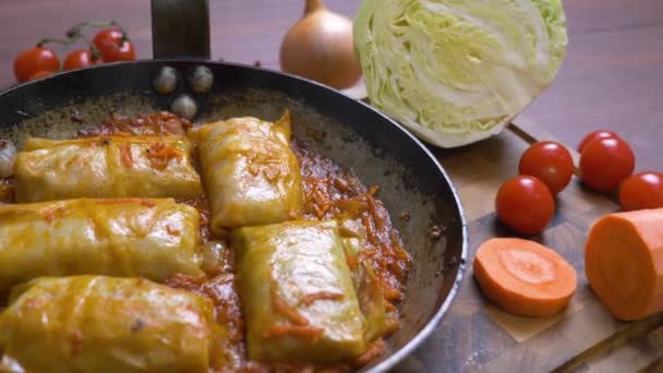 Rouleaux de chou à la sauce tomate. — Video