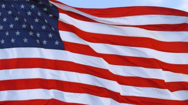 Amerikan bayrağı. Yakın plan arka plan dokusu. Güneşli bir günde Amerikan bayrağı rüzgarda dalgalanıyor. Amenrika ulusal bayramının sembolü. Yakın plan. Tam Çerçeve.