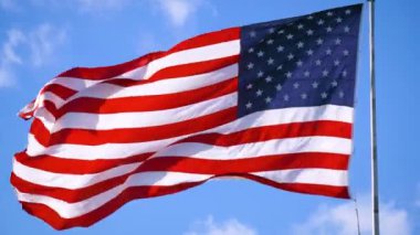 Mavi Gök Altında Bulutlu Amerikan Bayrağı Dalgalanıyor