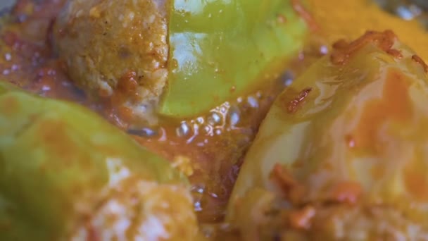 Gefüllter bulgarischer Eintopf in Tomatensauce, Zeitlupe — Stockvideo