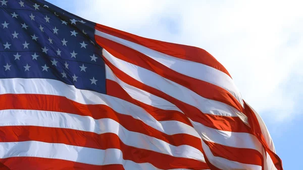 Amerikaanse vlag zwaaiend trots in de wind, close up — Stockfoto