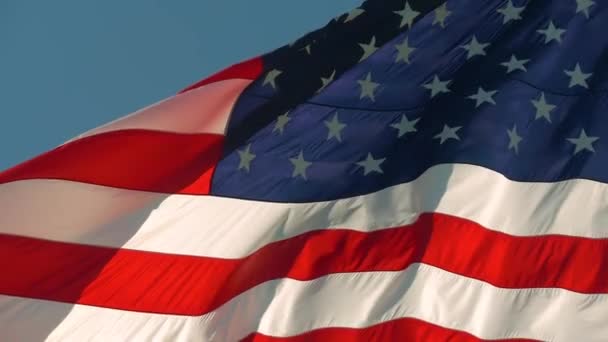 Bandera americana ondeando orgullosamente en el viento, de cerca — Vídeos de Stock