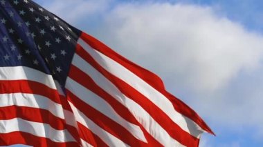 Güneşli bir günde Amerikan bayrağı dalgalanır