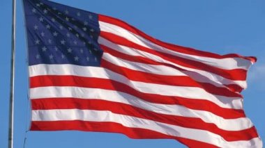 Güneşli bir günde rüzgarda dalgalanan Amerikan bayrağı, 4K