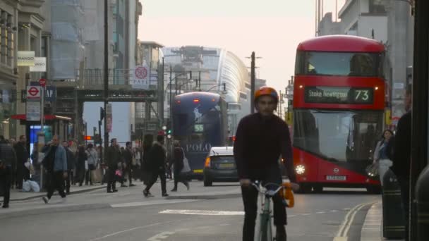 Dubbeldekker rode bus aankomst in bushalte, Londen — Stockvideo